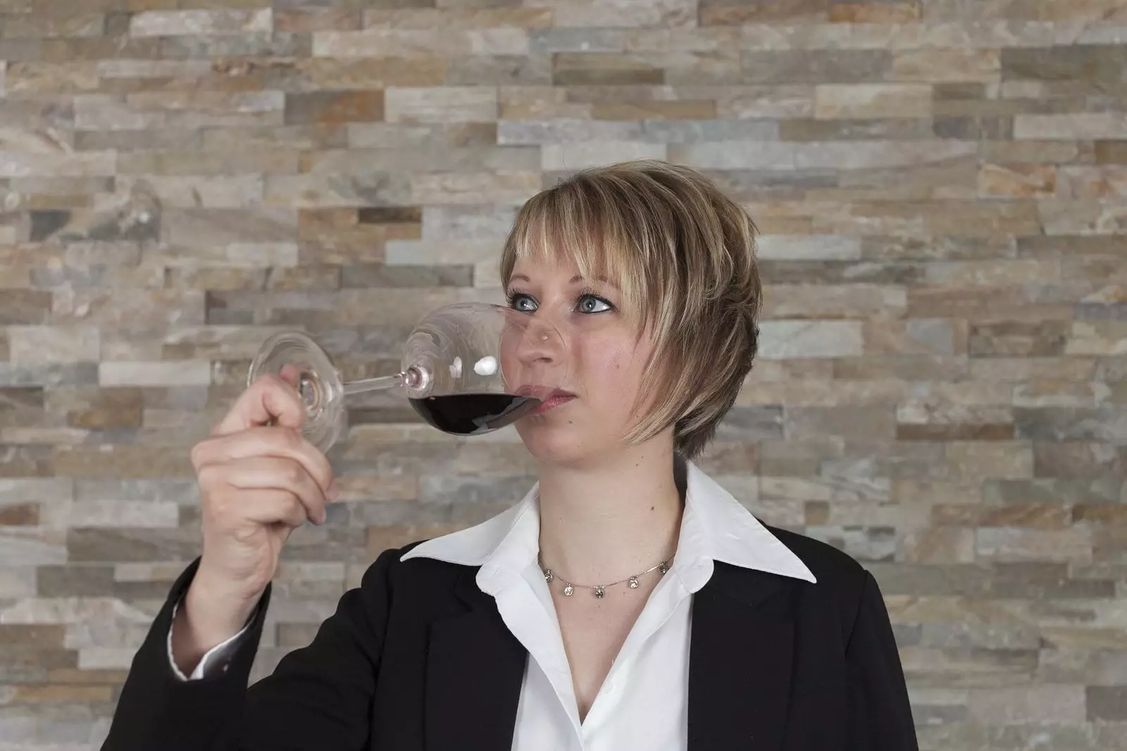 Wein wird verkostet